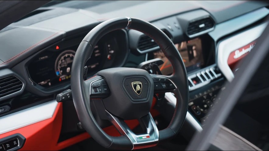 2020 Lamborghini Urus thumbnail 3